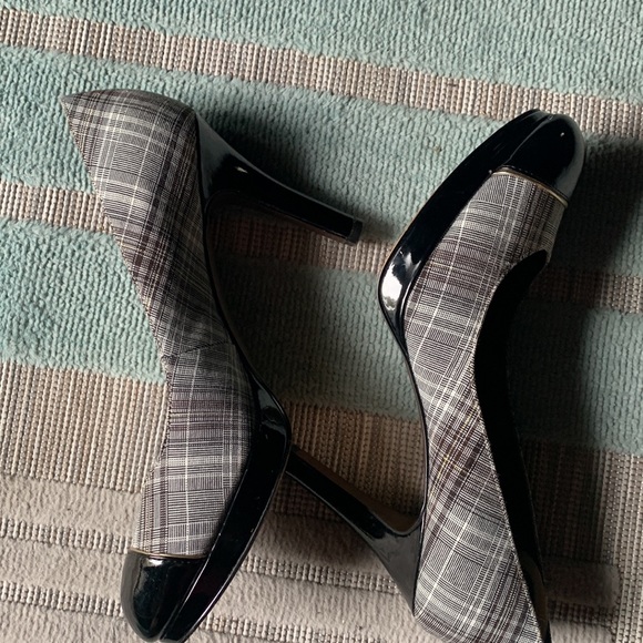 Tahari Black and white plaid stiletto almond toe high heels with gold accent. - Picture 6 of 9